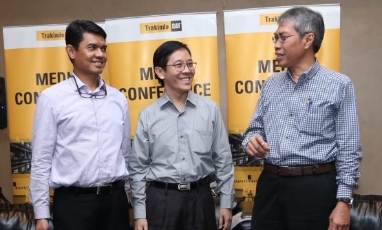 (Dari kiri ke kanan)  Prihadiyanto, Managing Director Accenture Indonesia; Utoyo S. Nurtanio, Chief Innovation Officer PT Trakindo Utama; Agus Wicaksono, Ketua iCIO Community