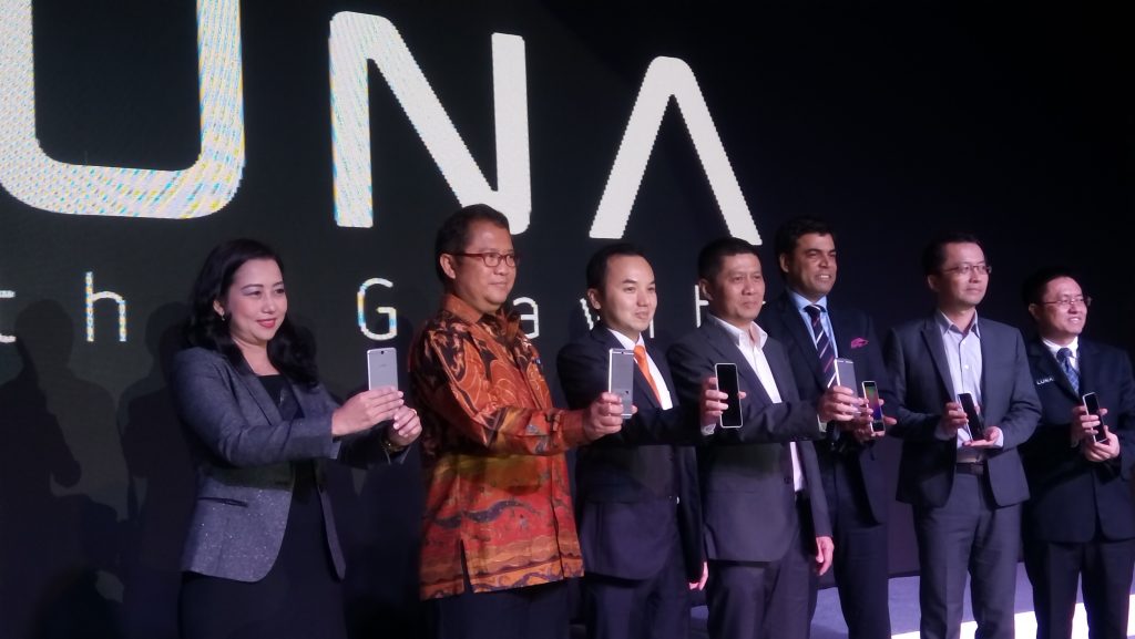 Nina Ratna Wardhani, CMO Luna Indonesia (Pertama dari kanan) dan Menkominfo Rudiantara (kedua dari kanan) memperkenalkan ponsel Luna kepada para Jurnalis