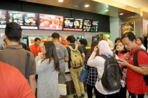 Suasana antrian pelanggan Telkomsel saat peluncuran program "3 Hari Ditraktir TCASH" di KFC Kemang, Jakarta (11/11). Dalam program tersebut, pelanggan ditraktir untuk menikmati menu gratis yang berbeda selama 3 hari berlaku mulai tanggal 11-13 November 2016 di seluruh gerai KFC se-Indonesia