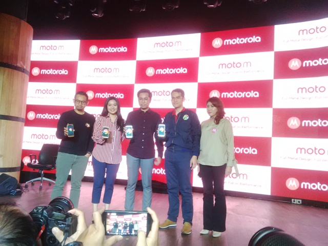 Adrie R. Suhadi, Country Lead, Lenovo Mobile Business Group Indonesia saat meluncurkan moto M