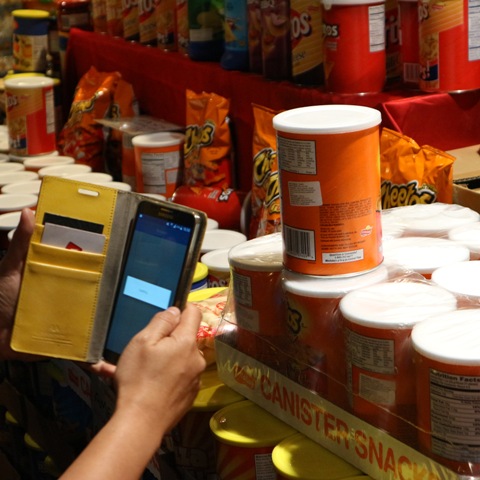 Customer sedang scan product barcode yang merupakan salah satu fitu menarik apps Pomona di salah satu merchant partner Pomona.jpeg