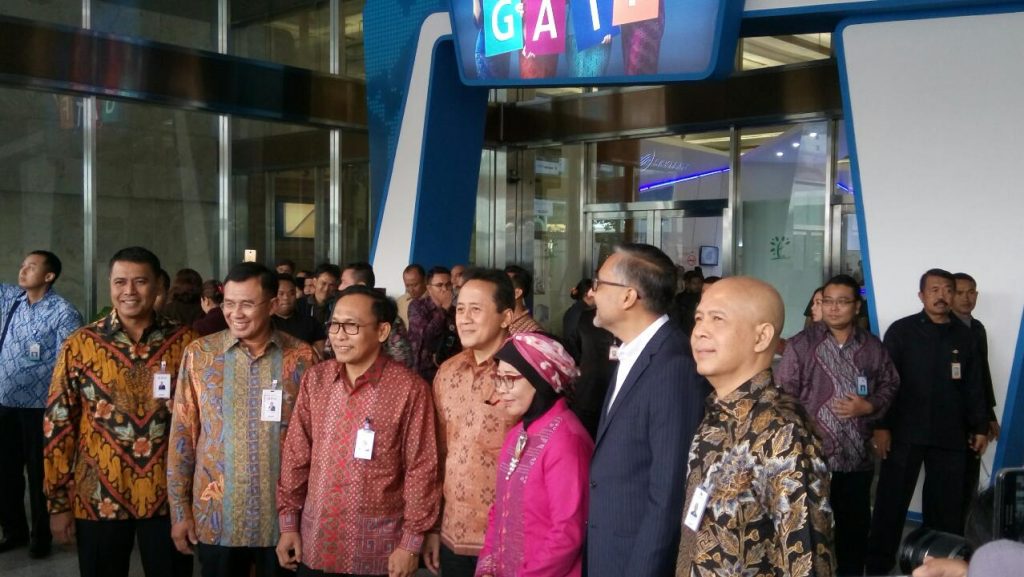 Direktur Utama BNI Achmad Baiquni (kedua dari kiri), M Arif Wibowo Direktur Utama Garuda Indonesia (kedua dari kanan), Triawan Munaf Kepada Bekraf (ketiga dari kiri), dan Esthy Reko Astuty Deputi Bidang Pengembangan dan Pemasaran Pariwisata Nusantara Kemenpar RI (keempat dari kiri) saat meninjau GAFT 2017 di Jakarta Convention Center