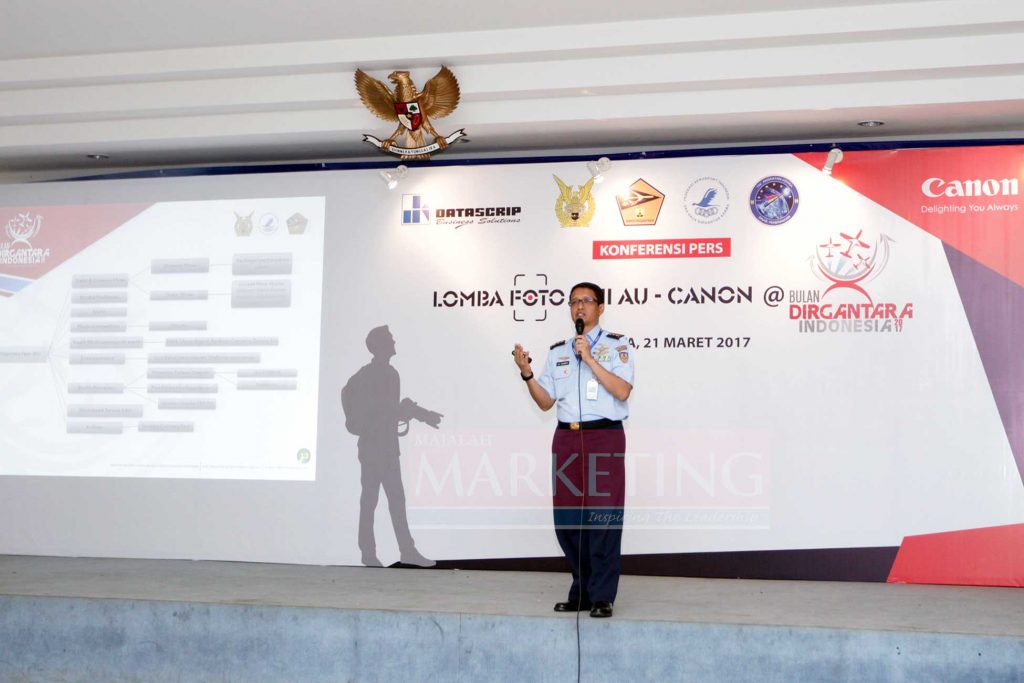 Salah satu dewan juri lomba foto TNI AU & Canon, Letkol Pnb. Ali Sudibyo memberikan penjelasan tentang lomba foto Bulan Dirgantara Indonesia di Jakarta, 21 Maret 2017. Majalah MARKETING/Lia Liliyanti