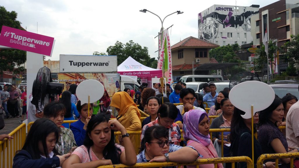 Antrian ibu-ibu dan bapak-bapak untuk mendapatkan produk bawa bekal dari Tupperware yang diselenggarakan selama 1 (satu) hari di Jakarta, 12 April 2017. Majalah MARKETING/Lia Liliyanti