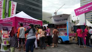 Selain pembagian produk bawa bekal gratis, Tupperware juga menyiapkan grafir gratis di atas produk tupperware yang dibawa oleh para konsumen di Jakarta, 12 April 2017. Majalah MARKETING/Lia Liliyanti