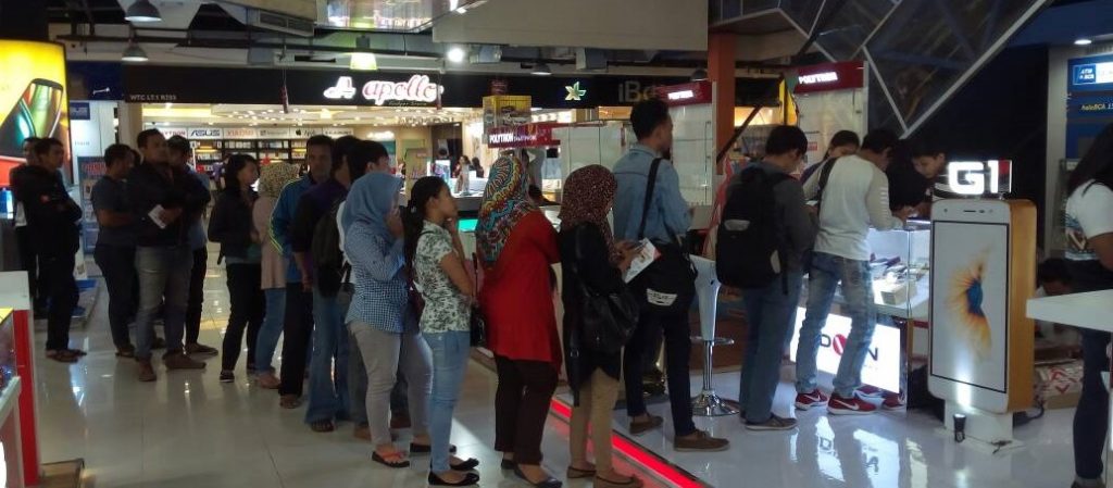 Antrean Konsumen pengambilan unit pre-order di Surabaya 
