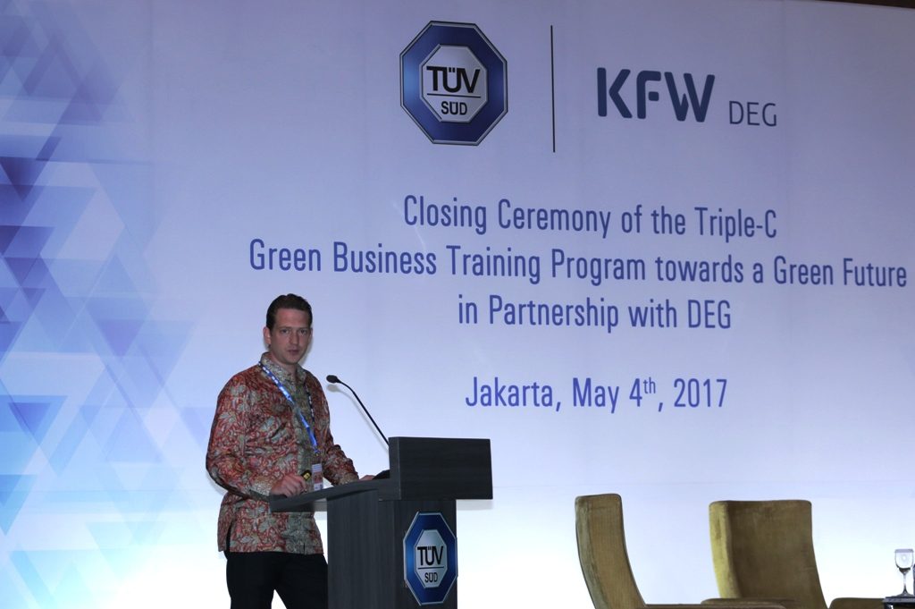 Eric Paulsen, Presiden Direktur PT TÜV SÜD Indonesia saat berbicara pada penutupan Pelatihan Bisnis Hijau TÜV SÜD-DEG TripleC (C-Dialogue Competence Competitive), di Jakarta (4/05/17