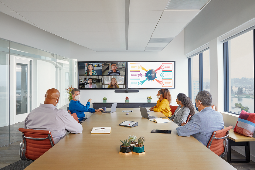 Perlengkapan konferensi video menjadi salah satu investasi utama di tempat kerja hybrid saat ini