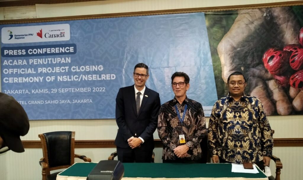 Duta Besar Kanada untuk Indonesia dan Sekretaris Kementerian Perencanaan Pembangunan Nasional/Bappenas mengumumkan penutupan dan diseminasi proyek NSLIC/NSELRED
