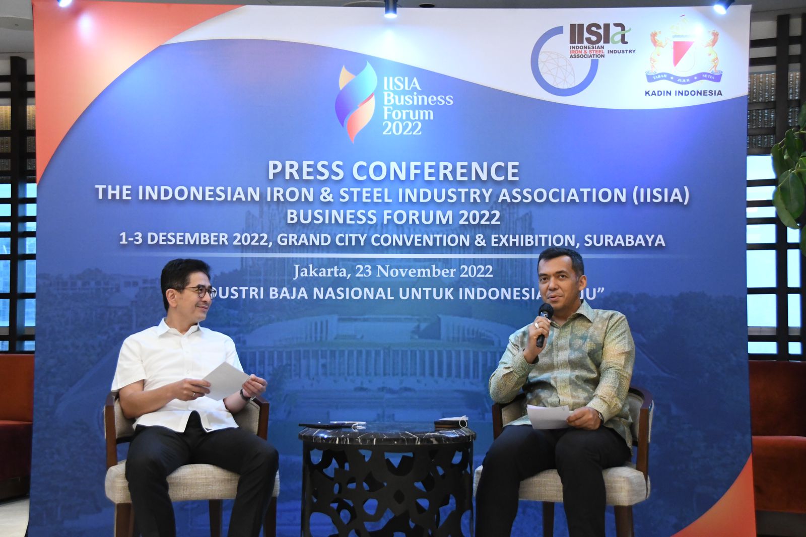 Ketua Umum KADIN Indonesia Arsjad Rasjid dan Chairman IISIA Silmy Karim saat press conference IISIA Business Forum 2022
