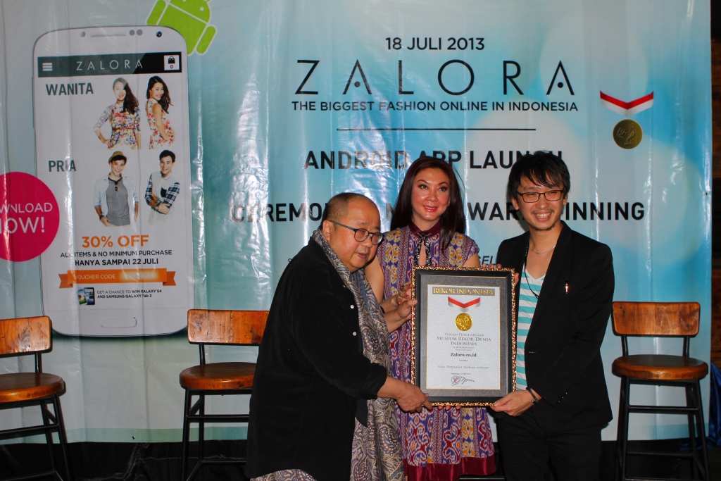 Ketua Museum Rekor Indonesia (MURI) Jaya Suprana, dan Wakil Ketua Umum & Direktur MURI Aylawati Sarwono menyerahkan Piagam Penghargaan Kepada ZALORA Indonesia
