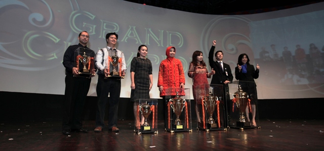 (dari kiri-kanan) Perwakilan dari pihak DHL, Xl, BII, Garuda Indonesia, Matahari, BCA, dan Yuliana Agung.
