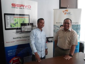 (ki-ka) Zainal Arifin Corporate Service Director SML Technologies dan Shiftyanto Nugroho, Customer Operations Director SML Technologies.