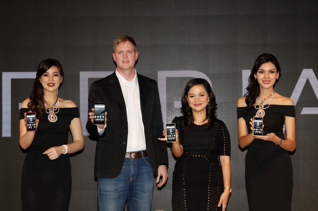 Sony Mobile Communications Indonesia Director & Market Head Jason Smith dan Sony Mobile Communications Indonesia Head of Marketing Ika Paramita beserta model sedang menunjukkan smartphone Xperia Z5 Premium dan Xperia Z5 