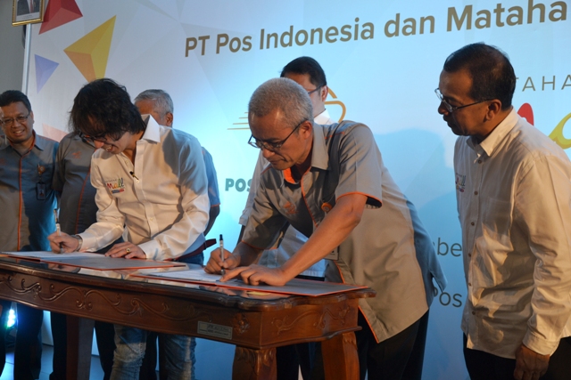 hadi wenas, ceo mataharimall dan Gilarsi WS, Direktur Utama PT Pos Indonesia menandatangani nota kesepakatan disaksikan Menkominfo dan Chairman Mataharimall