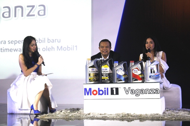 [ki-ka] Alfin Kurniadi, VP Automotive Sales ExxonMobil Lubricants Indonesia dan Alexandra Asmasoebrata, pebalap wanita terbaik Indonesia