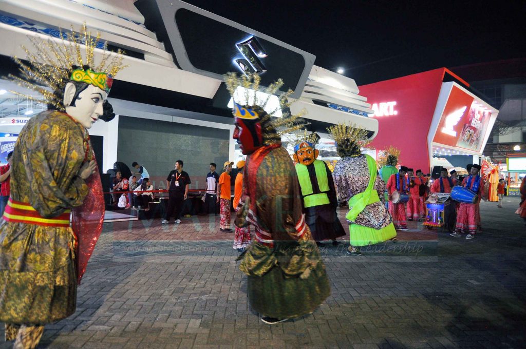 Ondel-ondel, kesenian asli Betawi ikut memeriahkan barisan "Jakarta Carnival". Pengunjung sangat antusias menyaksikan parade ini.