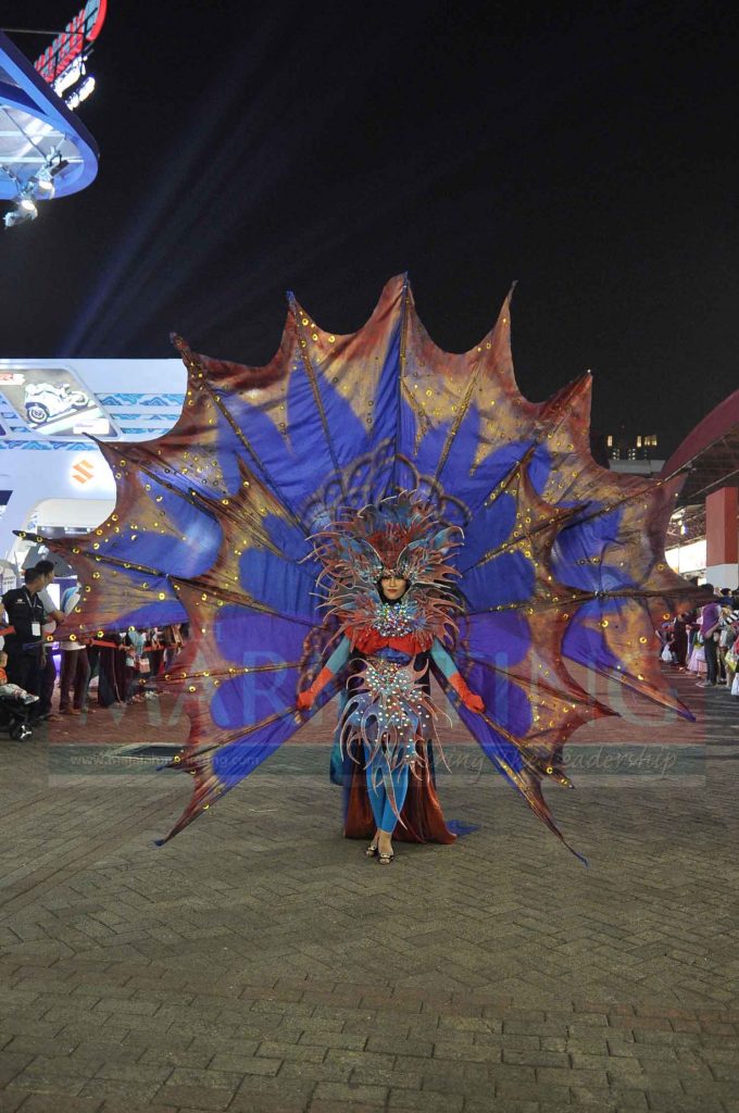 Peserta dari "Jember Carnival" ikut memeriahkan acara Pekan Raya Jakarta dengan membawakan salah satu kostum parade