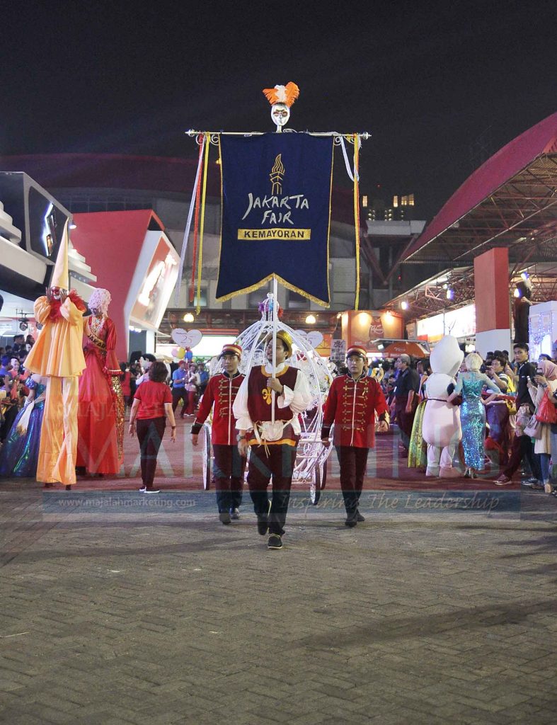 Barisan pengawal Jakarta Carnival bertema kereta Cinderella membuat anak-anak yang menyaksikan ingin berpose bersama