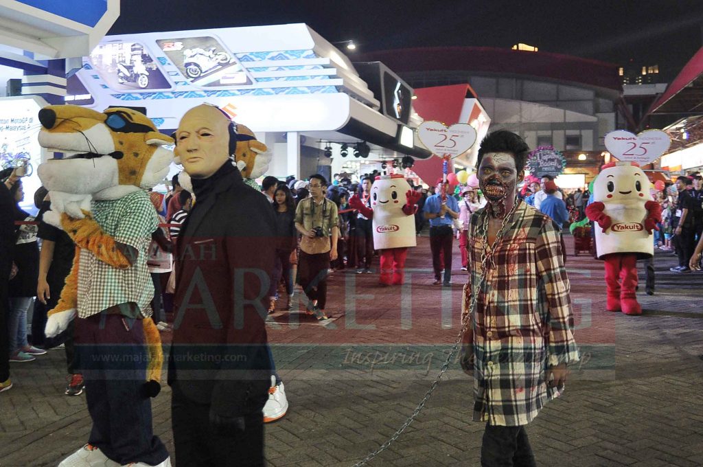 Peserta Pekan Raya Jakarta (PRJ) Kemayoran dari booth "Rumah Setan" dengan dandanan khasnya, ikut andil dalam pawai Jakarta Carnival, 12 Juli 2016.