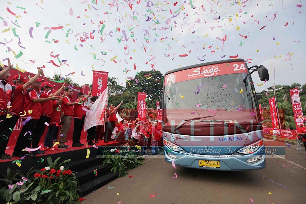 Direktur Utama Telkomsel secara resmi melepas iring-iringan bis yang membawa pemudik ke berbagai wilayah kota Jawa dalam acara Mudik Bersama di Jakarta, 03 Juli 2016