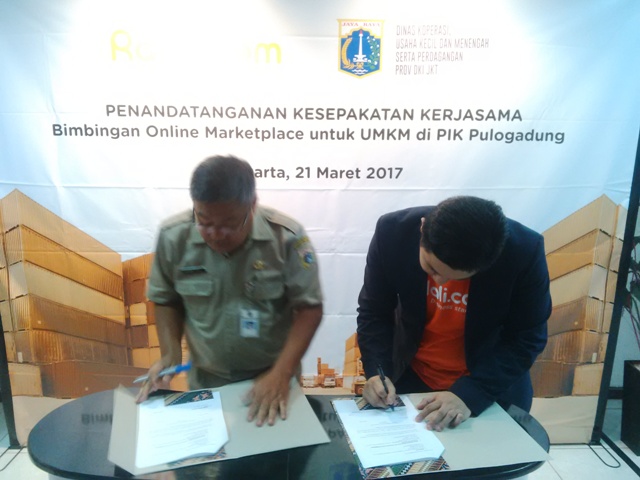 Pendiri sekaligus CEO Ralali.com Joseph Aditya bersama Kepala UPK PPUMKMP Pulogadung Jhon Frial menandatangani kerjsa sama pelatihan UKM