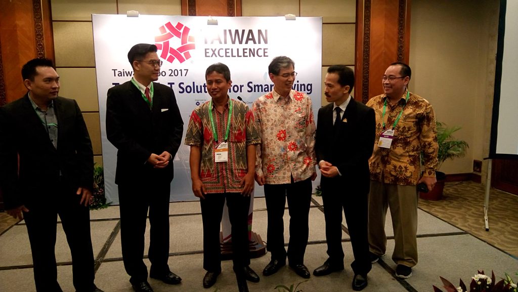 Para pembicara berbincang-bincang di sela-sela Seminar Solusi IOT Taiwan untuk Smart Living, di Jakarta Convention Center, Jumat (12/5/17)