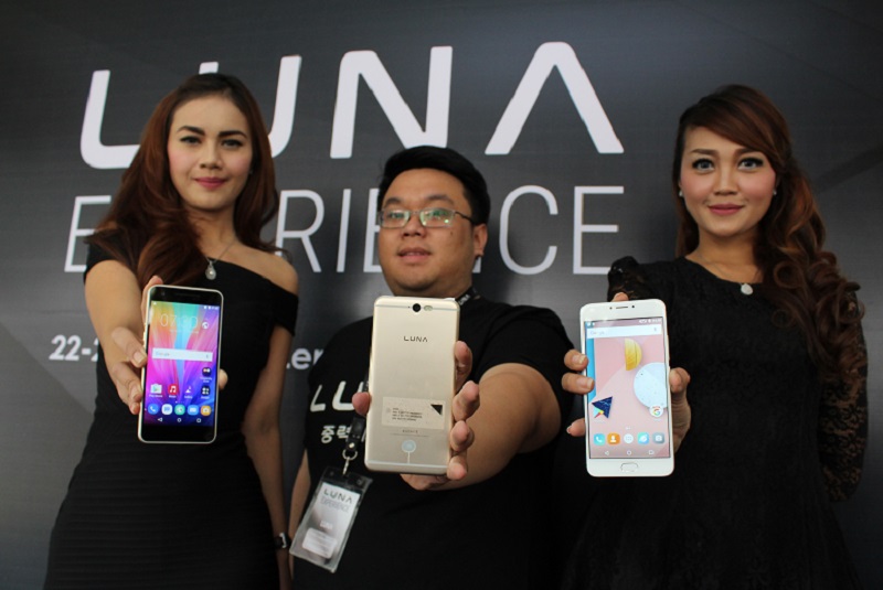 Suryadi Wilim, Head of Marcom ATL Luna Indonesia (tengah) memperkenalkan Luna V Gold kepada para jurnalis di Bandung
