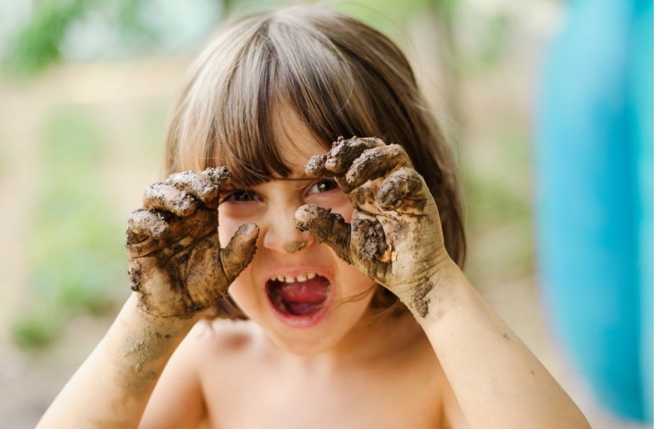 Peran penting sensory play di luar ruangan terhadap tumbuh kembang anak